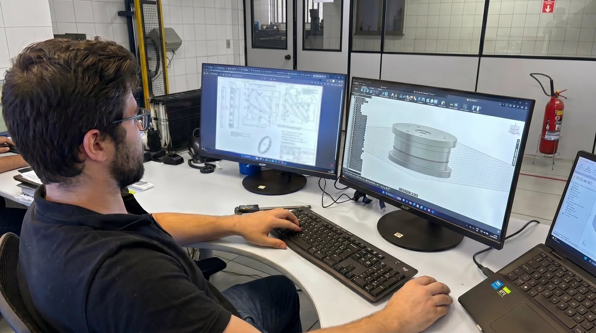 Engenheiro desenvolvendo desenho técnico e molde de peça de borracha em software CAD