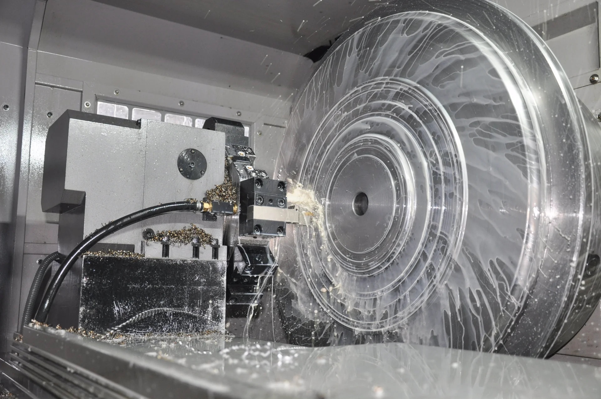 Torno usinando molde de aço para fabricação de peças de borracha