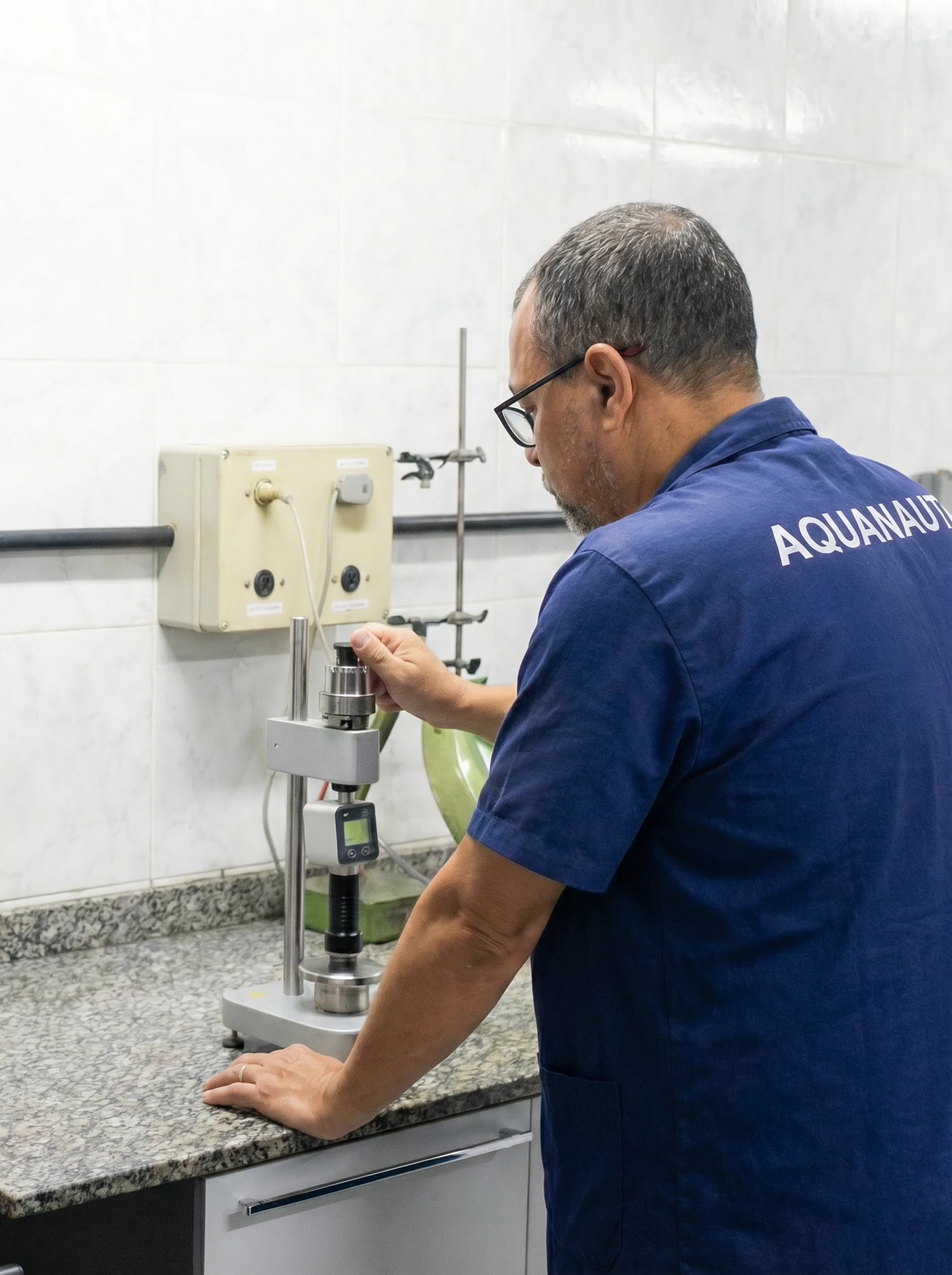 Técnico realizando teste de dureza em amostra de borracha